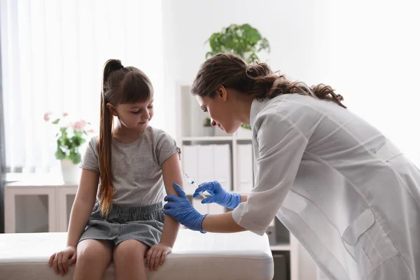 Little Girl Receiving Chickenpox Vaccination Clinic Varicella Virus Prevention — Stock Photo, Image