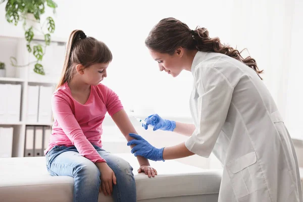 Little Girl Receiving Chickenpox Vaccination Clinic Varicella Virus Prevention — Stock Photo, Image