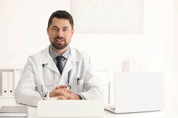 Retrato Médico Masculino Casaco Branco Local Trabalho — Fotografia de Stock