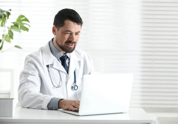 Médico Masculino Trabalhando Com Laptop Mesa Escritório — Fotografia de Stock