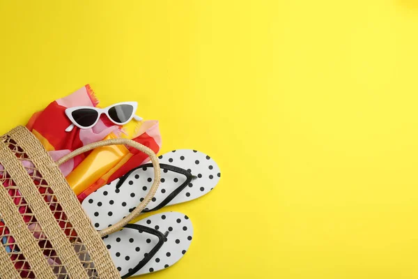 Tas Met Strandaccessoires Gele Achtergrond Plat Gelegd Ruimte Voor Tekst — Stockfoto