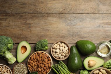 Tahta masa üzerinde E vitamini bakımından zengin farklı ürünler. Metin için boşluk