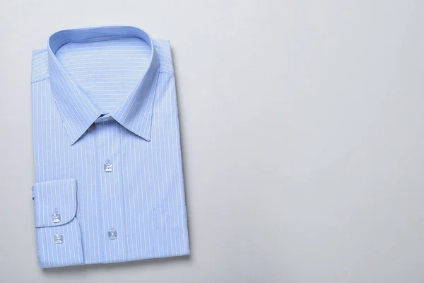 Elegante Camisa Azul Claro Sobre Fondo Blanco Vista Superior Con — Foto de Stock