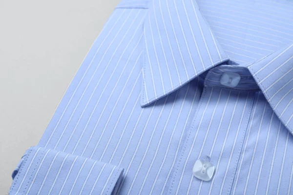 Snygg Ljusblå Skjorta Vit Bakgrund Närbild Kemtvättjänster — Stockfoto