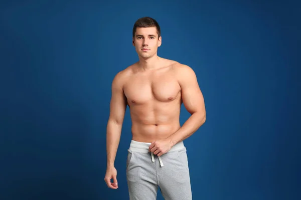 Homem Com Corpo Sexy Fundo Azul — Fotografia de Stock