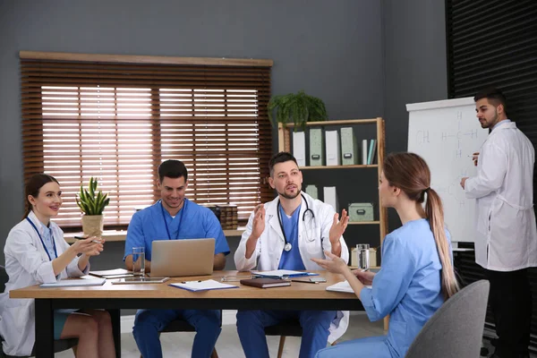 Equipo Médicos Profesionales Reunidos Oficina —  Fotos de Stock