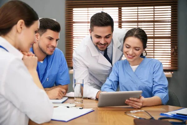 Ärzteteam Trifft Sich Büro — Stockfoto