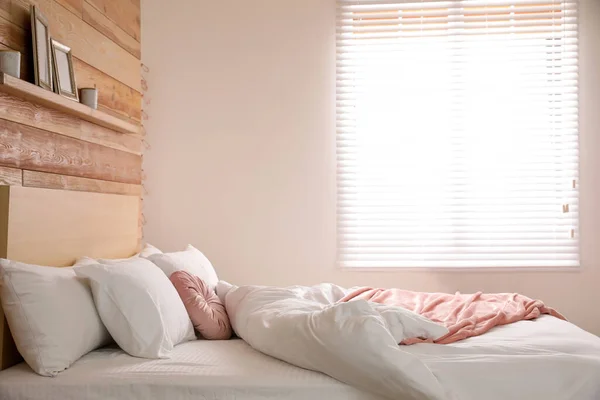 スタイリッシュな客室内に大きな快適なベッド — ストック写真
