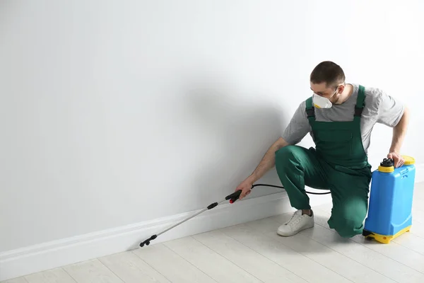 Trabajador Control Plagas Pulverización Uniforme Pesticidas Interiores Espacio Para Texto — Foto de Stock