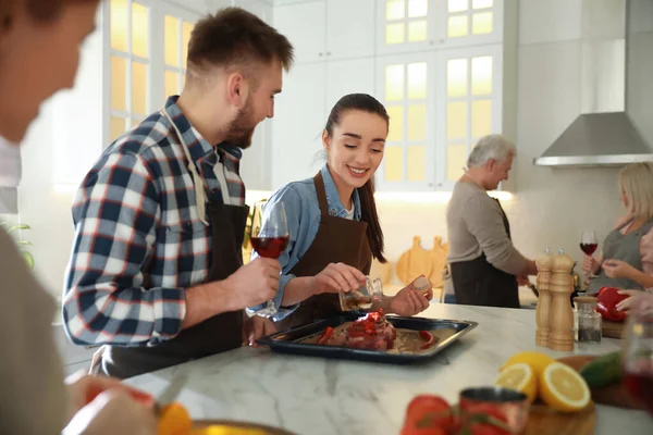 Pessoas Felizes Cozinhar Comida Juntos Cozinha — Fotografia de Stock