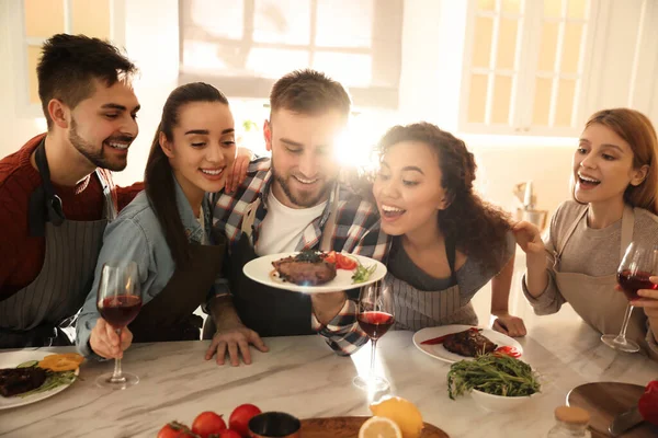 Des Gens Heureux Avec Une Délicieuse Nourriture Dans Cuisine Cours — Photo