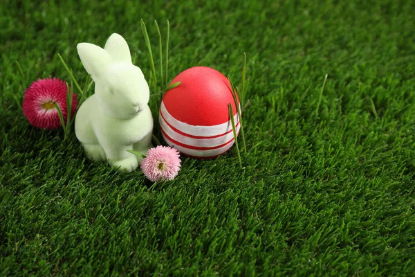 Colorful Easter Egg Rabbit Daisy Flowers Green Grass Space Text — Stock Photo, Image