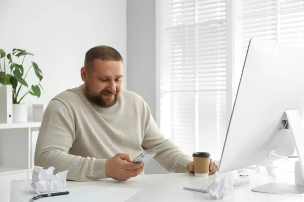 Perezoso Empleado Oficina Con Sobrepeso Con Teléfono Inteligente Lugar Trabajo — Foto de Stock