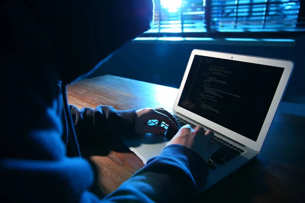 黑客在黑暗的房间里带着笔记本电脑 网络犯罪 — 图库照片