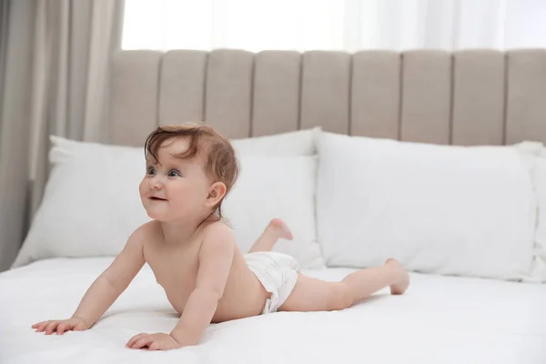 Cute Little Baby Pieluchy Łóżku — Zdjęcie stockowe