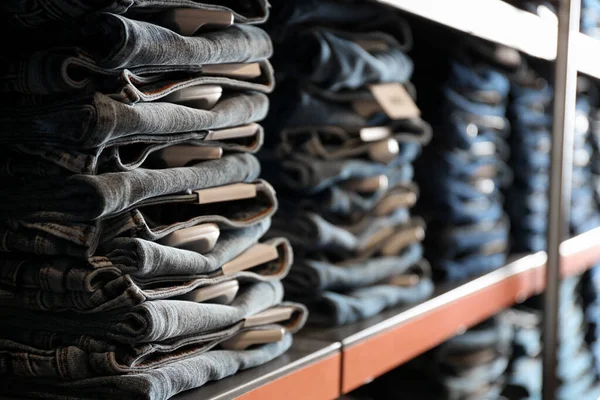 Verzameling Van Moderne Jeans Plank Winkel Close — Stockfoto