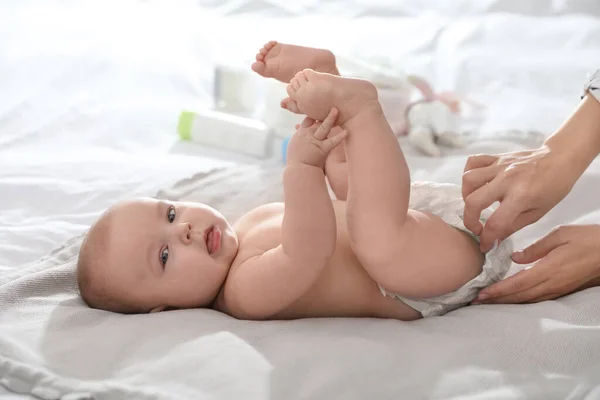 Madre Cambiando Pañal Bebé Cama —  Fotos de Stock