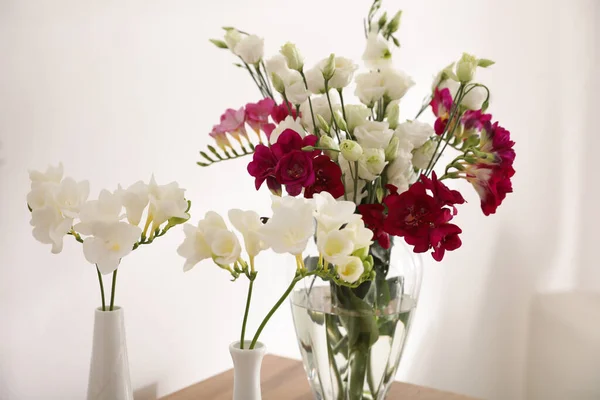 Vacker Vår Freesia Blommor Ljust Rum Närbild — Stockfoto