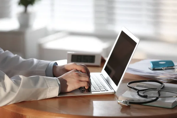 Medico Professionista Che Lavora Laptop Ufficio Primo Piano — Foto Stock