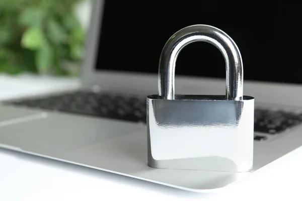 Metal Lås Laptop Bordet Closeup Beskyttelse Mod Cyberangreb - Stock-foto
