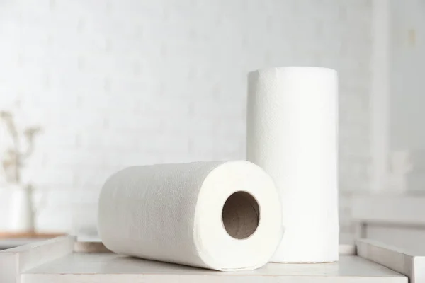 Rolki Papierowych Ręczników Białym Drewnianym Stole Kuchni — Zdjęcie stockowe