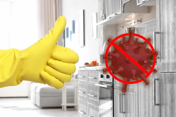 Evindeki Virüsü Serbest Bırak Kadın Temiz Mutfakta Baş Parmağını Gösteriyor — Stok fotoğraf