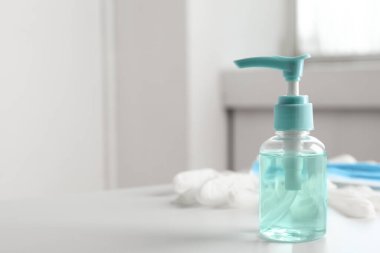 Antiseptik jel, koruyucu eldivenler ve maske içeride, mesaj için yer var. Virüsten koruma