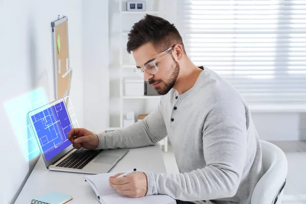 Ingeniero Trabajo Joven Proyectando Casa Oficina —  Fotos de Stock