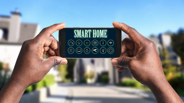 Mann Mit Handy Anwendung Zur Steuerung Von Smart Home Freien — Stockfoto