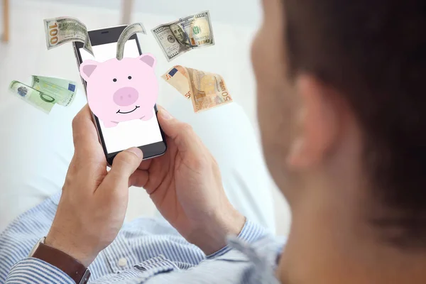 Man Använder Online Bank Ansökan Sin Smartphone Inomhus — Stockfoto