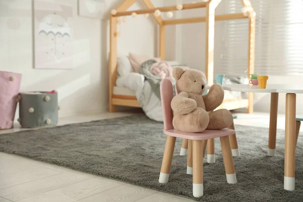 Küçük Bir Masa Tavşan Kulaklı Bir Sandalye Çocuk Odasında Bir — Stok fotoğraf