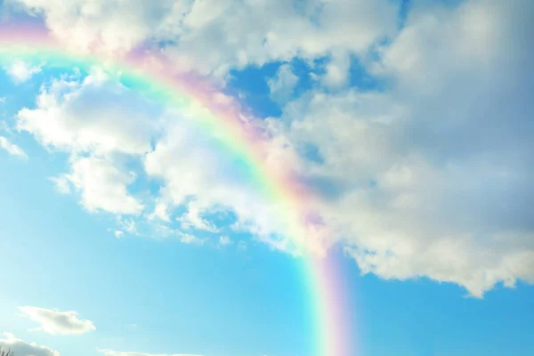 Pintoresca Vista Del Hermoso Arco Iris Cielo Azul Día Soleado —  Fotos de Stock