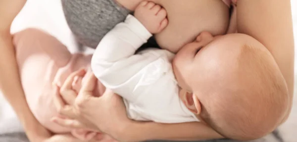 Jonge Vrouw Die Haar Baby Borstvoeding Geeft Close Banner Ontwerp — Stockfoto