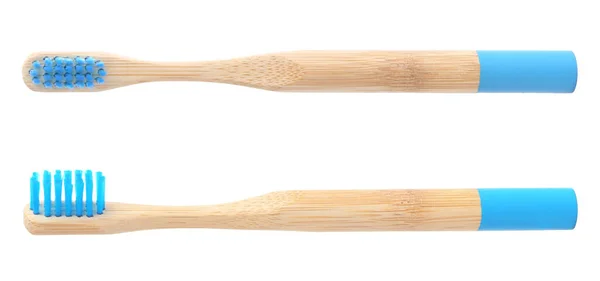 Escovas Dentes Bambu Com Cerdas Azuis Sobre Fundo Branco — Fotografia de Stock
