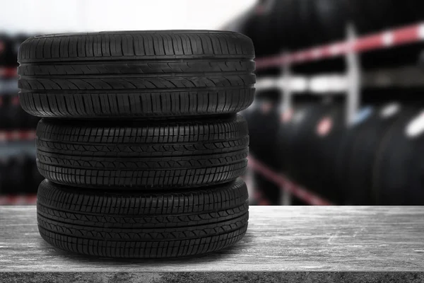 Neumáticos Coche Superficie Piedra Gris Tienda Automóviles —  Fotos de Stock