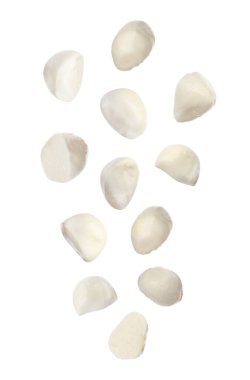 Beyaz arka planda düşen mozzarella peynir topları