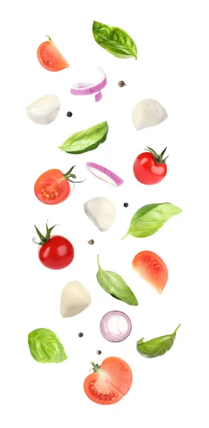 Τυρί Μοτσαρέλα Ντομάτες Κρεμμύδι Και Φύλλα Βασιλικού Που Πέφτουν Λευκό — Φωτογραφία Αρχείου