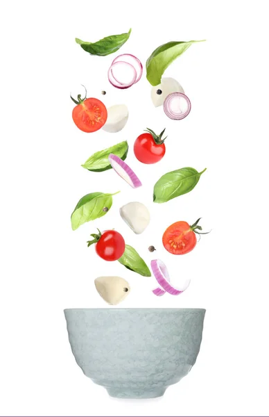 Ser Mozzarella Pomidory Cebula Liście Bazylii Wpadające Miski Białym Tle — Zdjęcie stockowe