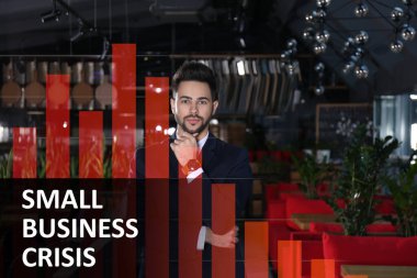 Kafesinde genç bir adamın çifte teşhirciliği ve finansal durumunun düşüşü. covid-19 salgını sırasında küçük işletme krizi