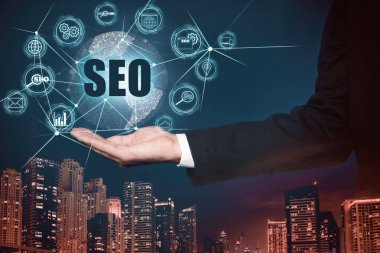 SEO 'nun yönünü gösteren adam, yakın plan. Anahtar sözcük araştırması, kişiselleştirme ve diğerlerinin simgeleri