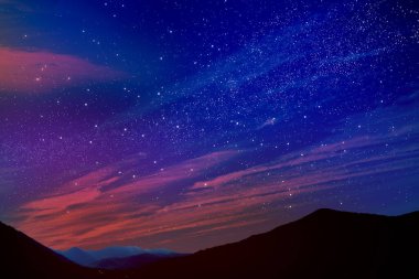 Dağ manzarası ve güzel yıldızlı gökyüzü.