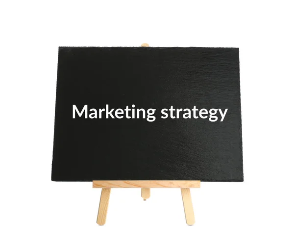 Schoolbord Met Zin Marketing Strategy Houten Ezel Tegen Witte Achtergrond — Stockfoto
