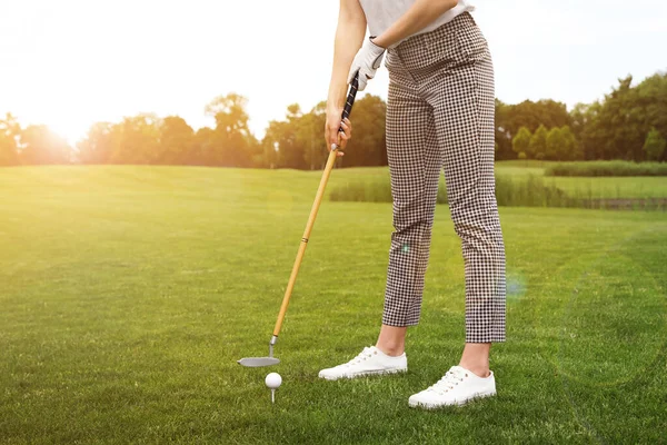 Güneşli Bir Günde Parkta Golf Oynayan Bir Kadın Spor Eğlence — Stok fotoğraf