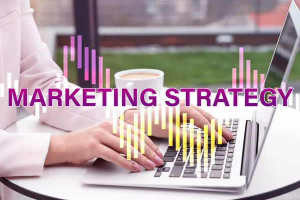Digitale Marketingstrategie Vrouw Met Laptop Aan Tafel Close — Stockfoto