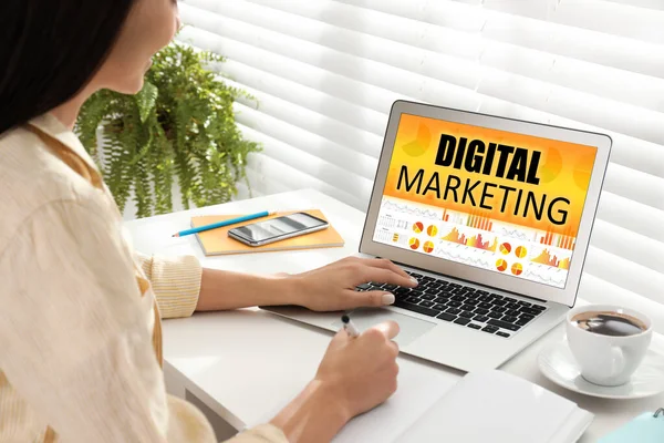 Digitaal Marketingconcept Vrouw Met Laptop Kantoor Close — Stockfoto