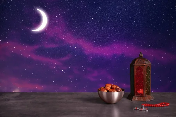 Traditionele Ramadan Lantaarn Dadels Gebedskralen Tafel Moslimvakantie — Stockfoto