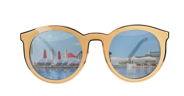 Neue Stylische Sonnenbrille Mit Reflexion Des Außenpools Isoliert Auf Weiß — Stockfoto