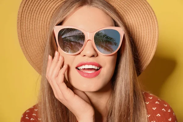 Young Woman Wearing Stylish Sunglasses Reflection Palm Trees Hat Yellow — Stock Photo, Image