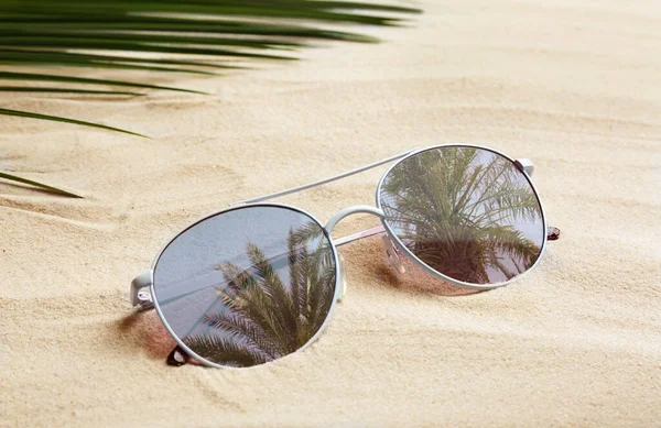Stylowe Okulary Odbiciem Palm Białym Piasku — Zdjęcie stockowe