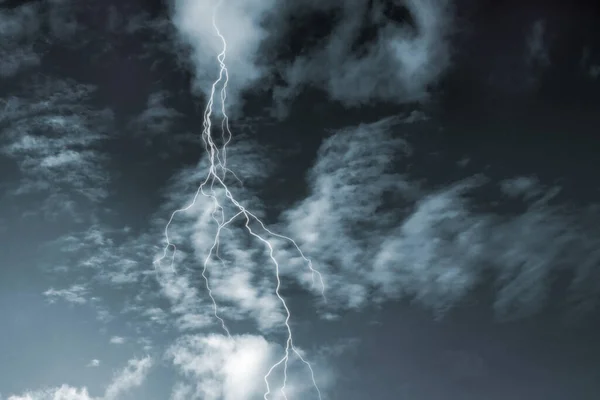 在被雨云覆盖的天空中闪电 暴风雨天气 — 图库照片